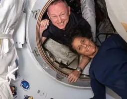 Astronautas presos no espaço